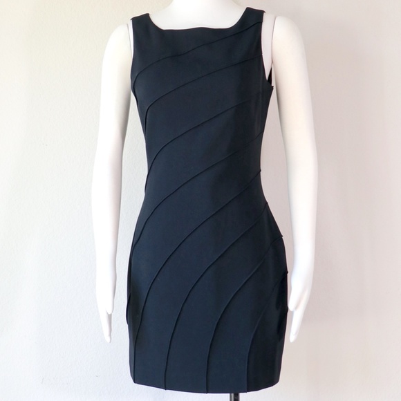 Vintage sleeveless figure-flattering short black cocktail dress - Picture 1 of 9